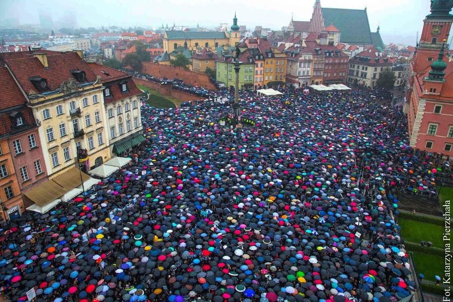 Castle Square in Warsaw&rsquo;s Old Town packed with protesters under umbrellas, 2016